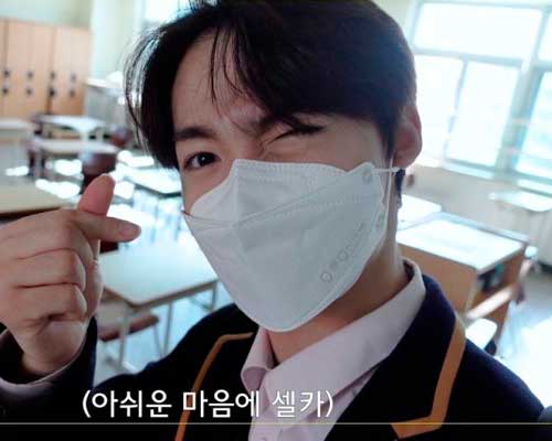 Обычные школьники и звезды K-pop сегодня сдавали вступительные экзамены