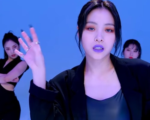 Рюджин из ITZY станцевала под песню Билли Айлиш
