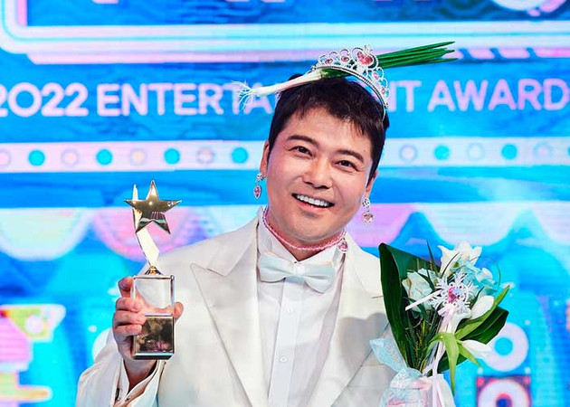 Чон Хён Му получил свой второй дэсан на MBC Entertainment Awards Чон Хён Му получил свой второй дэсан на MBC Entertainment Awards