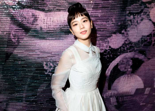 Джису из BLACKPINK в образе Одри Хепберн на показе Dior