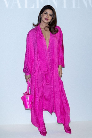 Приянка Чопра priyanka chopra Valentino Paris Fashion Week 2023 париж