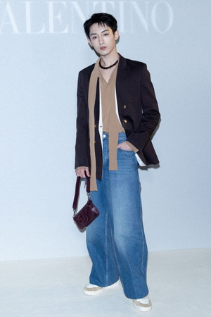 ВинВин NCT WinWin Дун Сы Чэн Dong Si Cheng Valentino Paris Fashion Wee