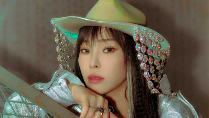Heize в образе инфлюэнсера в клипе на «Vingle Vingle»