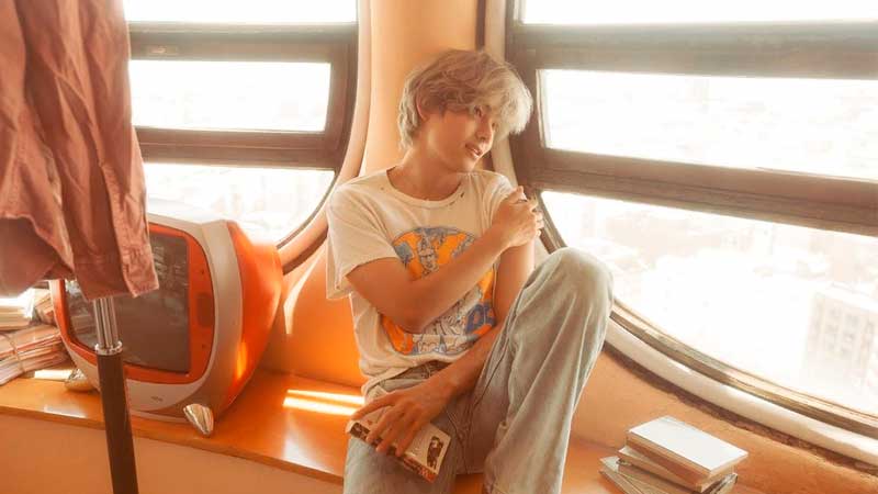 Ви из BTS представил дебютный сольный альбом «Layover»