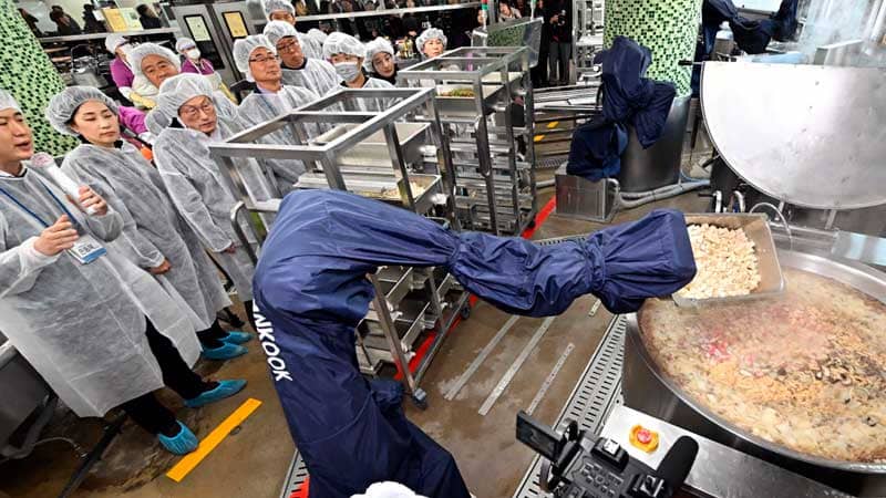 В корейских школах еду начали готовить роботы