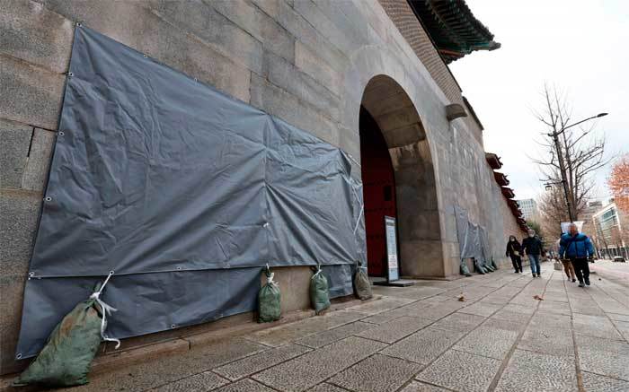 Кёнбоккун граффити вандализм Gyeongbokgung 경복궁 낙서 Кёнбоккун граффити вандализм Gyeongbokgung 경복궁 낙서