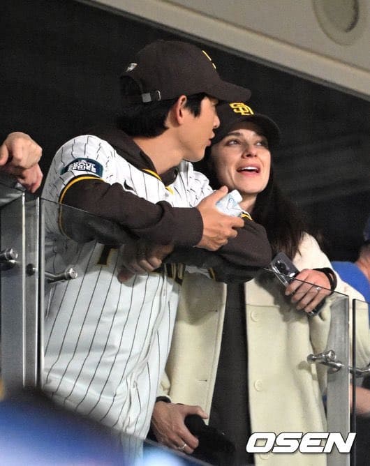 Song Joong Ki Katy Louise Suanders Сон Джун Ки Кэти Луиз Саундерс MLB