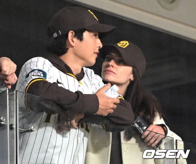 Song Joong Ki Katy Louise Suanders Сон Джун Ки Кэти Луиз Саундерс MLB