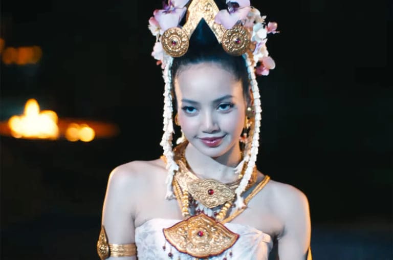 Лиса LISA BLACKPINK The White Lotus Белый лотос 3 сезон