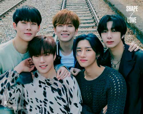 Monsta X рисуют для фанатов форму любви