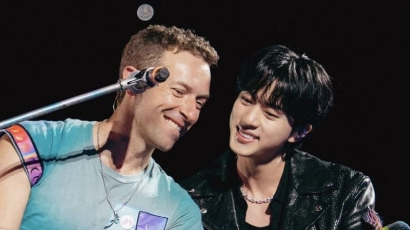 Джин из BTS неожиданно появился на концерте Coldplay в Южной Корее