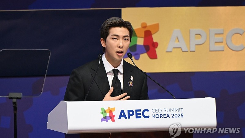 RM из BTS выступил на саммите руководителей компаний АТЭС