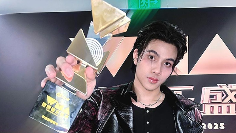 Тайский певец SAMUI получил награду новичок года на «Weibo Music Awards 2025»