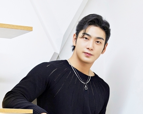 Бэкхо, бывший участник NU’EST, дебютировал сольно