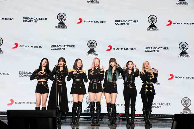 Dreamcatcher 드림캐쳐 VISION Apocalypse Follow us Суа Джиу Дами Гахён Dreamcatcher 드림캐쳐 VISION Apocalypse Follow us Суа Джиу Дами Гахён
