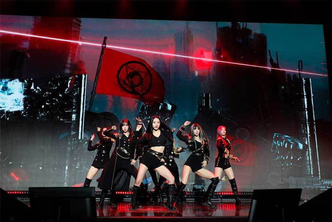 Dreamcatcher 드림캐쳐 VISION Apocalypse Follow us Суа Джиу Дами Гахён Dreamcatcher 드림캐쳐 VISION Apocalypse Follow us Суа Джиу Дами Гахён